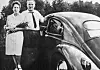 Taxifahrer Paul J. mit seiner Frau an seinem Privatwagen
