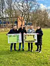Halten die Entwürfe für den Umbau der Sportanlagen in der Hand (v.l.): Giovanni di Blasi (SV Vorwärts 93 Ost), Bülent Ceylan (FC Türkiye Wilhelmsburg), Ralf Neubauer (Bezirksamtsleiter Hamburg-Mitte, SPD) und Metin Demir (FC Türkiye Wilhelmsburg)