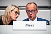 Friedrich Merz im Gespräch mit der Vize-Generalsekretärin der CDU, Christina Stumpp.