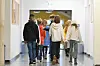 Schüler laufen über den Flur zu ihren Klassenräumen. (Symbolfoto)