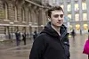 Leon G. (22) steht vor dem Rathaus