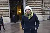 Brigitte Schüler (77) steht vor dem Hamburger Rathaus