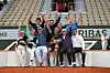 Alexander Zverev hält den Pokal mit Familie nach dem French-Open-Finale in Paris.