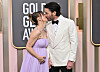 Kaley Cuoco und Tom Pelphrey küssen sich auf dem roten Teppich der Golden Globes in Beverly Hills.