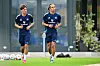 Otto Stange und Yussuf Poulsen laufen beim HSV-Training im adidas Homeground in Herzogenaurach.