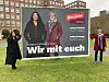 Linken-Plakat: Zwei Frauen und der Slogan: Wir mit euch
