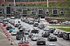 Vor dem Elbtunnel staute sich der Verkehr am Mittag auf der A7 in beiden Richtungen auf jeweils sieben Kilometern (Archivbild).