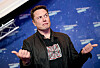 Elon Musk bei der Axel-Springer-Award-Verleihung vor blauem Hintergrund.