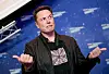Elon Musk bei der Axel-Springer-Award-Verleihung vor blauem Hintergrund.