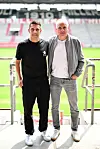 Marcel Rapp und Andreas Bornemann stehen im Millerntor-Stadion bei der Trainerpräsentation des FC St. Pauli.