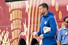 Edin Džeko im blauen Trainingspullover kommt mit Teamkollegen am Mannschaftsbus in Toronto an.