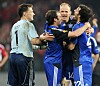Fußballer des HSV in blauen Trikots jubeln und umarmen sich nach einem Tor, daneben steht der Torwart.