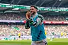 Leonardo Bittencourt von Werder Bremen applaudiert und winkt im Weserstadion nach dem Spiel gegen Dortmund.