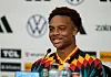 Assan Ouedraogo spricht bei einer Pressekonferenz vor Mikrofonen und Logos in Winston-Salem.