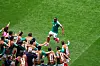 Julian Quiñones feiert ein Tor, umringt von jubelnden Mitspielern auf dem Rasen des Estadio Azteca.