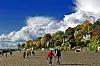 Die Kleidung etwas dicker, die Sonne ebenso schön: Spaziergänger Ende Oktober am Elbstrand