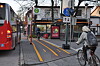 Seit neuestem müssen Radfahrer in zwei Richtungen auf einem Radweg fahren. Fußgänger haben dafür wenig Platz.