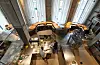 Blick auf den langen Tisch im Restaurant „The Table“ von Kevin Fehling
