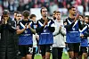 Die HSV-Profis klatschen vor der Fankurve