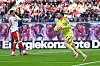 HSV-Torhüter Daniel Heuer Fernandes in Leipzig mit dem Ball in der Hand.