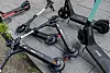 Früher ein sehr häufiges Bild in der Schanze: Kreuz und quer geparkte E-Scooter auf dem Bürgersteig (Symbolbild)