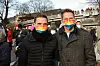 Simon Kuchinke (31) und Martin (29) tragen Regenbogenmasken.