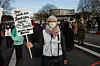 Elisabeth Draeger (64) mit ihrem Schild „Ihr seid den Rechten recht. Das ist schlecht. Omas gegen Rechts.“