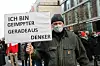 Ulrich Kahle (60) mit seinem Schild „Ich bin geimpfter Geradeausdenker“