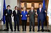 Der argentinische Präsident Javier Milei (v.l.), der uruguayische Präsident Luis Lacalle Pou, EU-Kommissionspräsidentin Ursula von der Leyen, der brasilianische Präsident Luiz Inacio Lula da Silva und der paraguayische Präsident Santiago Pena während eines Mercosur-Gipfels 2024.