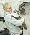 Tierheimleiterin Firlus mit Katze Dana
