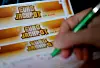 Ein Mann füllt einen Eurojackpot-Lotterieschein aus.