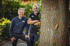 Seite an Seite für Mini-Wälder: Pascal Girardot, Gründer der Initiative „Citizens Forests“ (r.), mit Norbert Zobel, Leiter der Haspa-Filiale in Rellingen