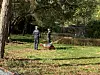 Polizeibeamte auf der Fläche im Volkspark.
