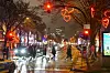 Straße mit roten Herzen bei Nacht
