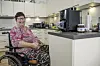 Tina Masuch im Rollstuhl in der WG Küche
