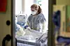 Intensivschwester an Krankenbett