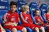 Jonas David sitzt auf der Auswechselbank im Volksparkstadion
