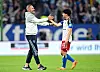 Nicolas Oliveira wird von HSV-Coach Tim Walter abgeklatscht