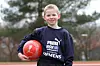 Anton Stach hält einen Fußball in der Hand