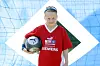 Carla Morich hält einen Fußball im Arm