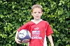 Leif Tissier hält einen Fußball in der Hand