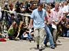 Mai 2007: Garry und Kate McCann verlassen eine Pressekonferenz in Portugal, in der sie sich zum Verschwinden ihrer Tochter geäußert haben. Dutzende Reporter warten schon auf sie.