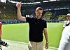 Sebastian Kehl streckt den Daumen Richtung Fans aus.