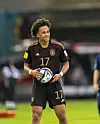 Eric da Silva Moreira wischt den Ball mit seinem Trikot ab