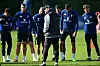 HSV-Coach Steffen Baumgart spricht auf dem Trainingsplatz zu seinen Spielern.