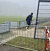 Davie Selke verlässt mit Maske das HSV-Training