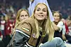 Giulia Gwinn lacht mit Lederjacke