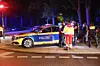 19.05.2021 23:10 Am Stadtpark Höhe Südring/Otto-Wels-Strasse sind mehrere Jugendliche aneniander geraten. Falschen wurden geworfen und als Schlagwerkzeuge genutzt, ebenso soll Pfefferspray und ein Schlagring eingesetzt worden sein. Einige der Jugendlichen wurden teils schwerer verletzt und ins Krankenhaus befördert. Eine größere Gruppe flüchtete.– Personlichkeitsrechte beachten — Abdruck nur gegen Honorar Fotograf Marius Roeer Schemmannstr 32b 22359 Hamburg Tel 01724038211 marius@roeer.de Bankverbindung Konto: 1217 492832 BLZ: 20050550 Hamburger Sparkasse IBAN: DE53200505501217492832 BIC: HASPDEHHXXX (Hamburg) StNr. 50/200/00599 Finanzamt Hamburg Oberalster Steursatz 7% bei redaktioneller Verwendung Mitglied KSK