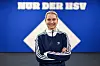 Saskia Brauer posiert vor der HSV-Raute.
