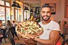 Im „Jill“ in der Schanze serviert Francesco Saverio Sclafani eine Pizza Stracciatella di bufala.